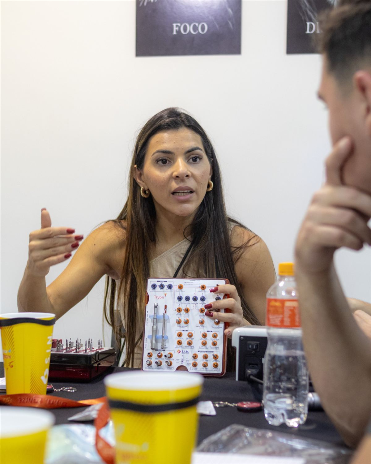 Dra. Marcela Lopes em aula prática com o kit S.I.N.