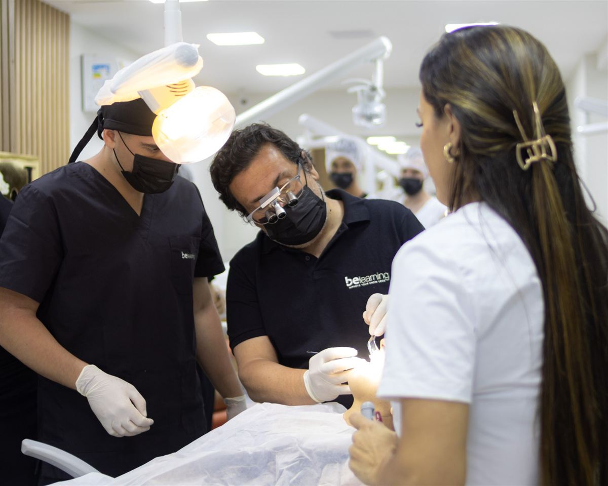 Prof. Dárcio Fonseca supervisionando o atendimento clínico